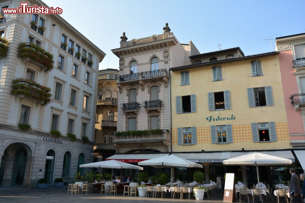 Immagine Il centro storico di Lugano (Svizzera) con palazzi antichi e attività commerciali.