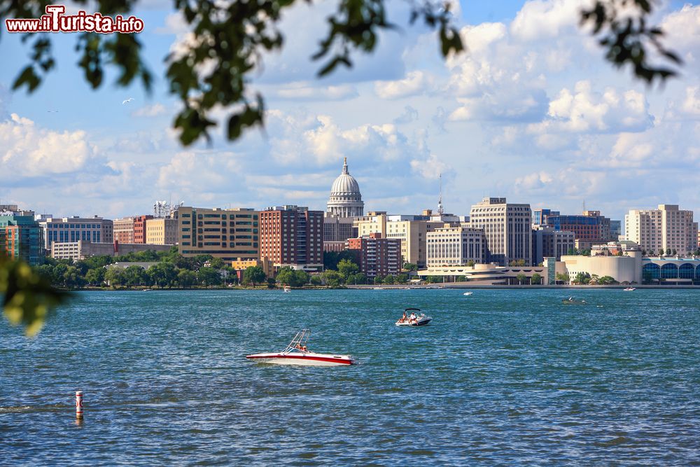 Immagine Il centro storico di Madison, Wisconsin: la cittadina è posizionata su un sottile istmo tra i laghi Mendota e Monona.