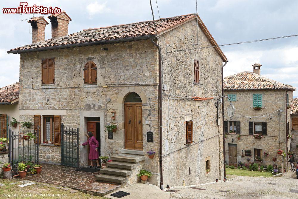 Immagine Il centro storico di Montemonaco tra i Monti Sibiliini di Ascoli Piceno, nelle Marche - © trotalo / Shutterstock.com