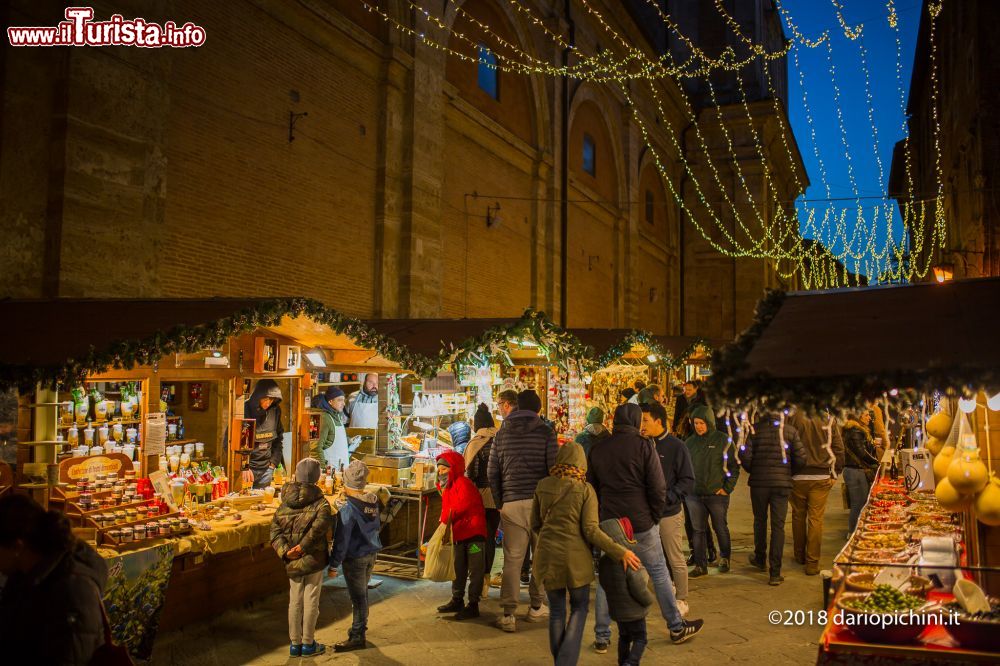 Immagine Il centro storico di Montepulciano, provincia di Siena, durante l'Avvento: vicoli e piazze della cittadina toscana si addobbano a festa con luminarie e bancarelle.
