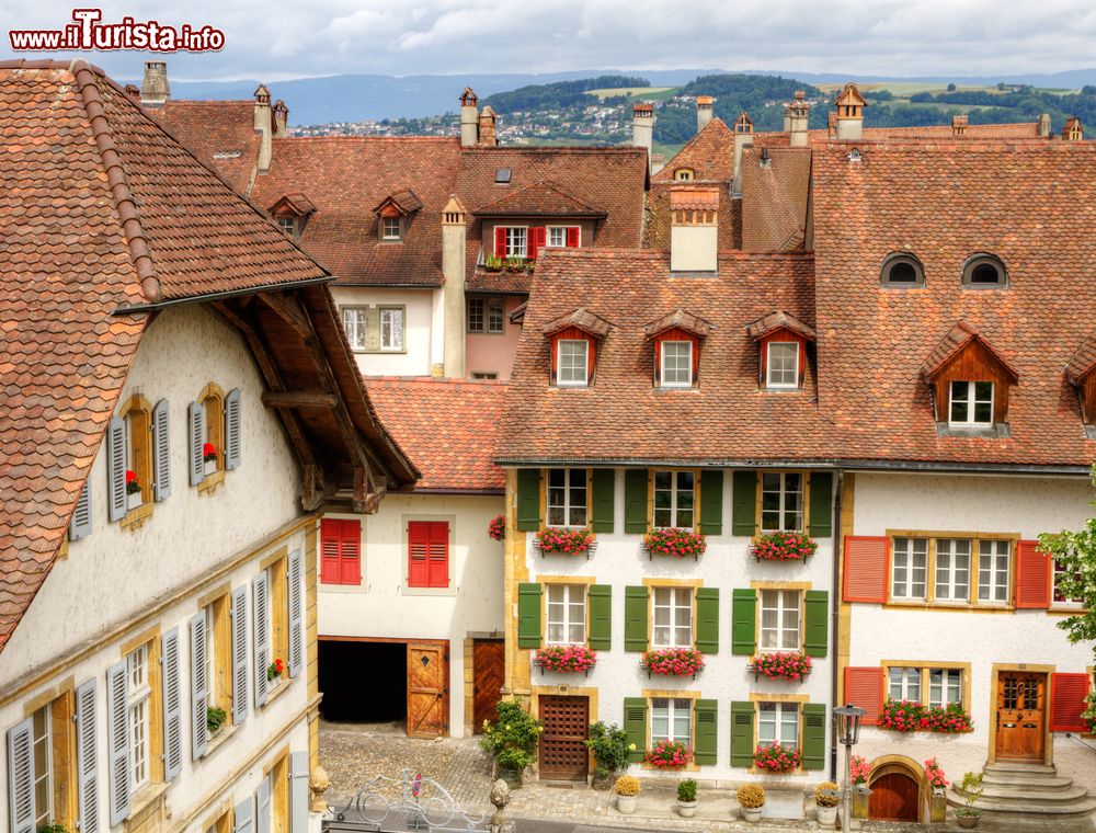Immagine Il centro storico di Murten, Svizzera. I tetti delle case costruiti con tegole in argilla.