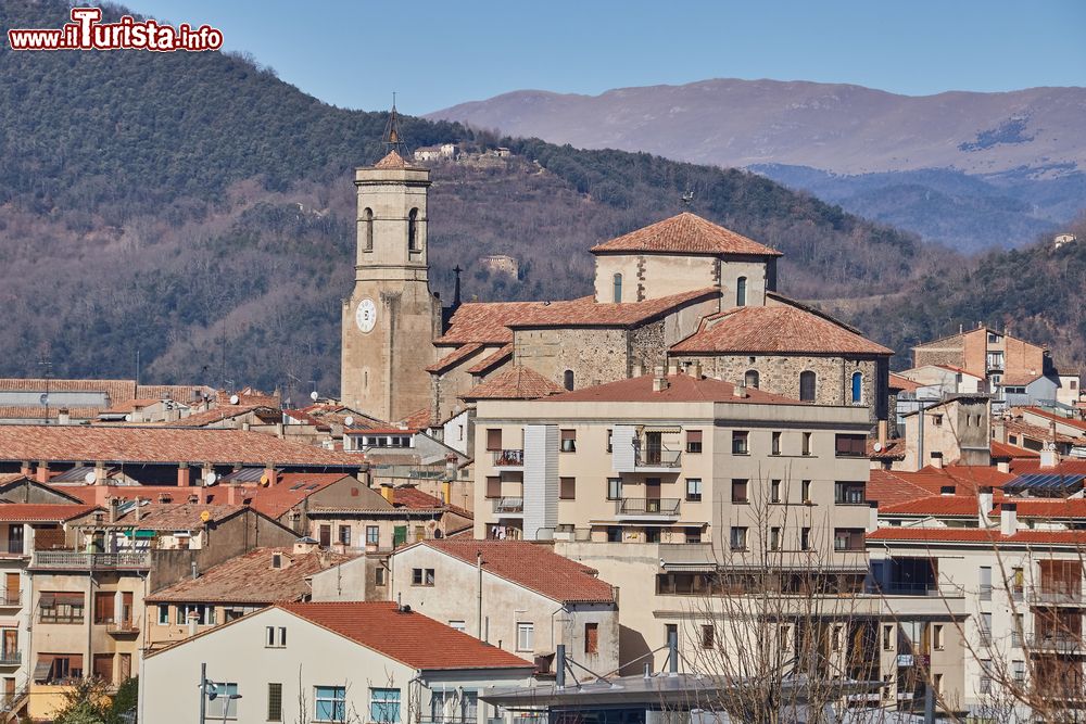 Immagine Il centro storico di Olot, Spagna, con i suoi edifici e il campanile. Comune spagnolo di circa 28 mila abitanti, Olot è il capoluogo della comarca di Garrotxa, nella provincia di Girona. E' una località nota per il suo paesaggio naturale.