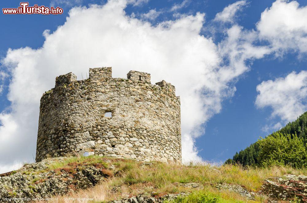 Immagine Uno dei bastioni difensivi del castello di Ossana in Val di Sole, Trentino - © diego matteo muzzini / Shutterstock.com