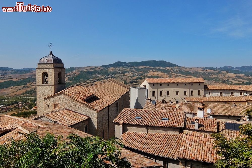 Immagine Il centro storico di Pennabilli visto dall'alto, Emilia Romagna. Questo piccolo villaggio si trova a circa 140 chilometri da Bologna e 45 da Rimini.