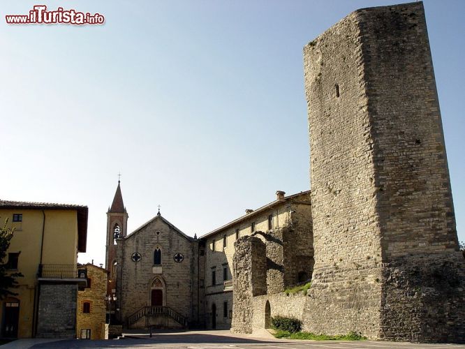 Immagine Il centro storico di Pietralunga, la piazza centrale della cittadina in Umbria