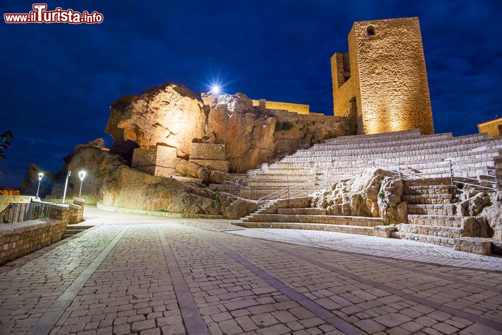 Immagine Il centro storico di Pollina nel nord della Sicilia, fotografato di notte