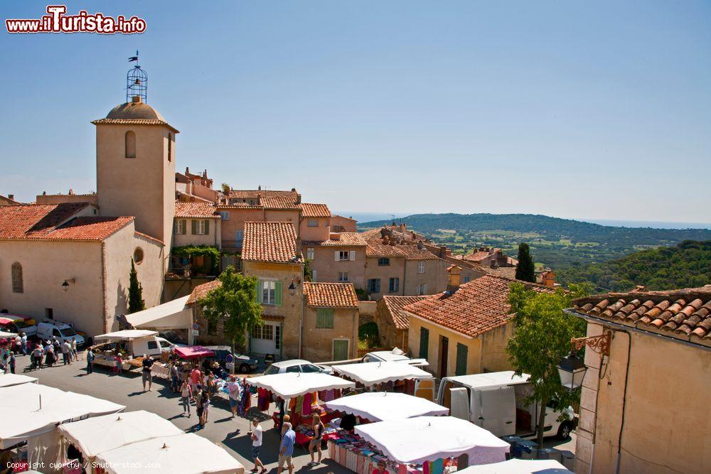Immagine Il centro storico di Ramatuelle con la chiesa nella piazza principale, Francia - © cworthy / Shutterstock.com