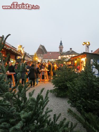 Immagine Il centro storico di Rust, Austria, durante l'Avvento con bancarelle e stand.