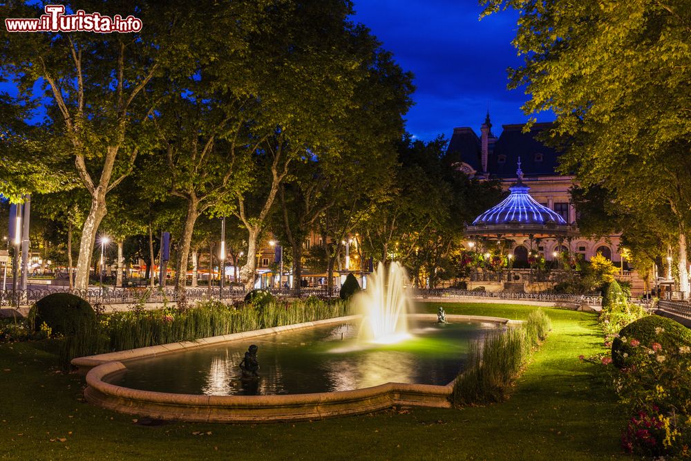 Immagine Il centro storico di Saint-Etienne by night con il patio per la musica (Francia).