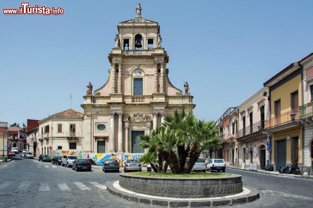 Immagine Il centro storico di Santa Venerina in Sicilia  - ©  www.booking.com