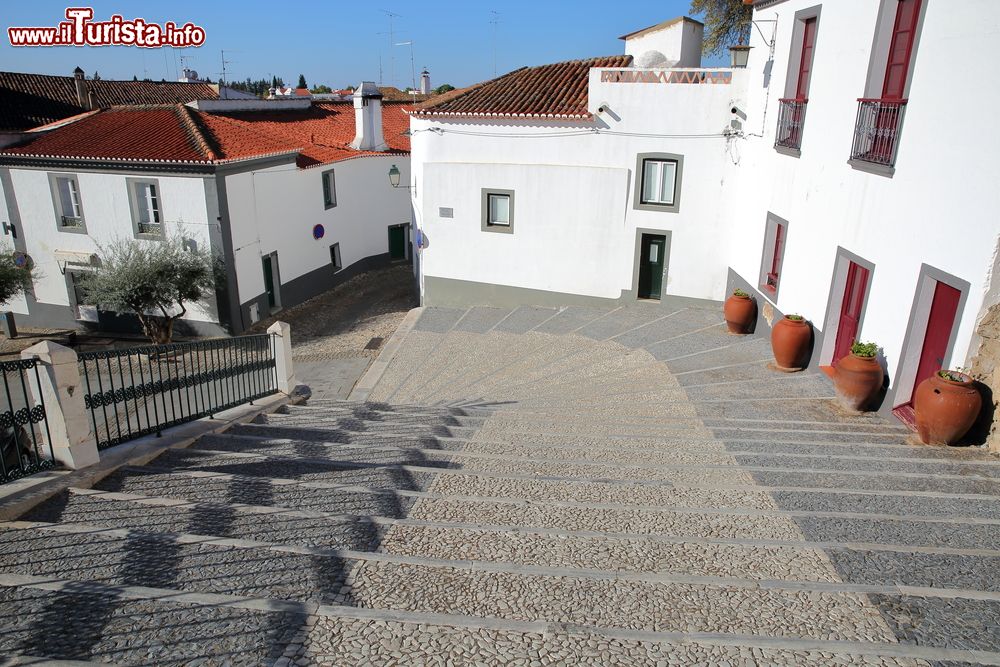 Immagine Il centro storico di Serpa con le scale e le abitazioni imbiancate, Alentejo, Portogallo.
