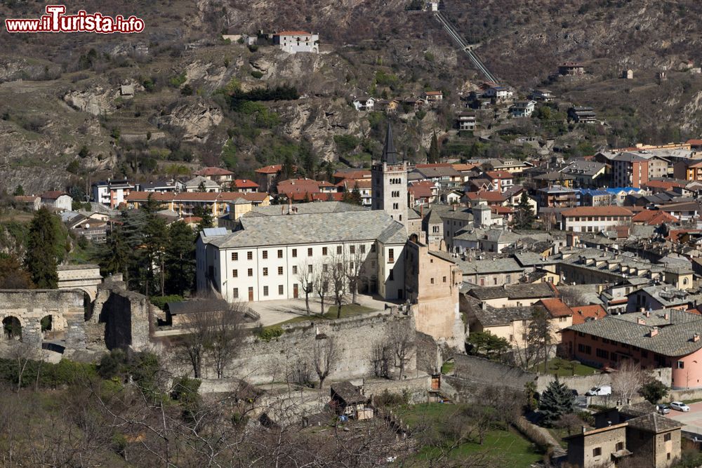 Immagine Il centro storico di Susa, Piemonte, con la cattedrale di San Giusto e l'antico acquedotto romano.