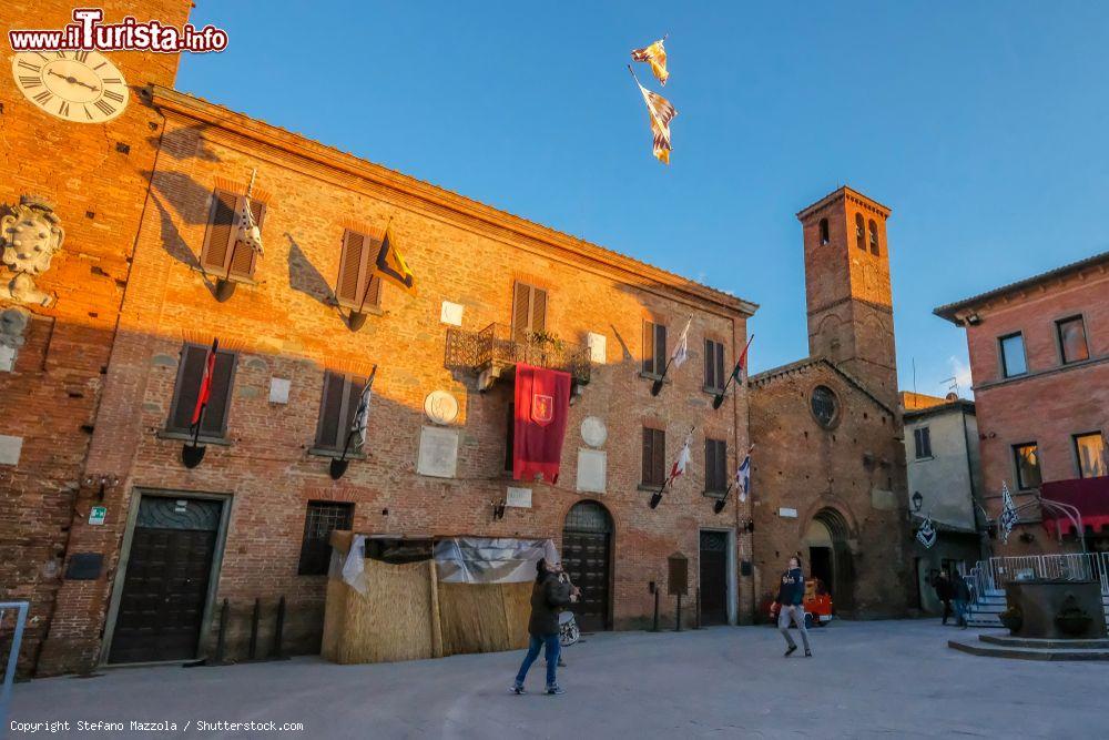 Immagine Il centro storico di Torrita di Siena si prepara al Palio dei somari in primavera - © Stefano Mazzola / Shutterstock.com