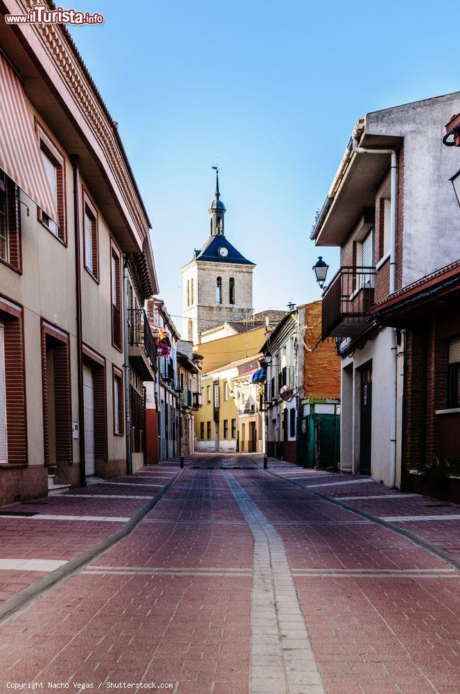 Immagine Il centro storico di Tudela, Spagna, con un vicolo da cui ammirare la torre della chiesa - © Nacho Vegas / Shutterstock.com