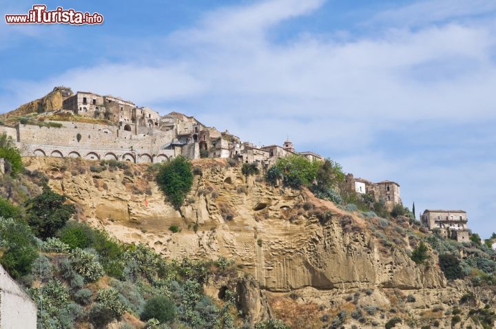 Immagine Il centro storico di Tursi tra le aspre montagne della Basilicata. Questo centro medievale del V° secolo, situato a 243 metri sul livello del mare, è nato in origine attorno al castello per poi svilupparsi nella vallata sottostante e assumere una singolare forma allungata.