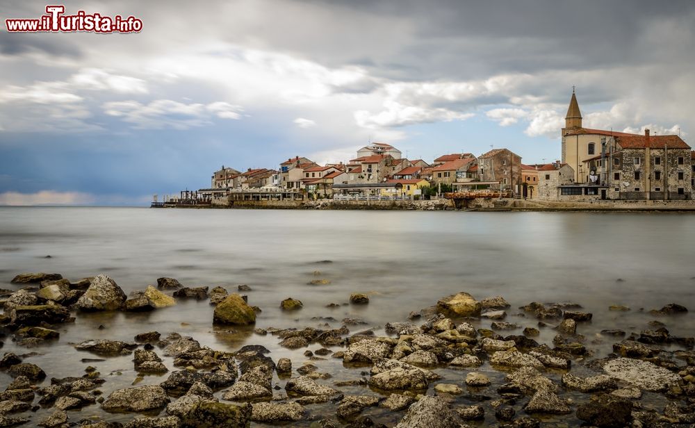 Immagine Il centro storico di Umago (Croazia) fu costruito su un'isoletta staccata dalla terraferma. Oggi l'isola non esiste più e la città è tutta unita.