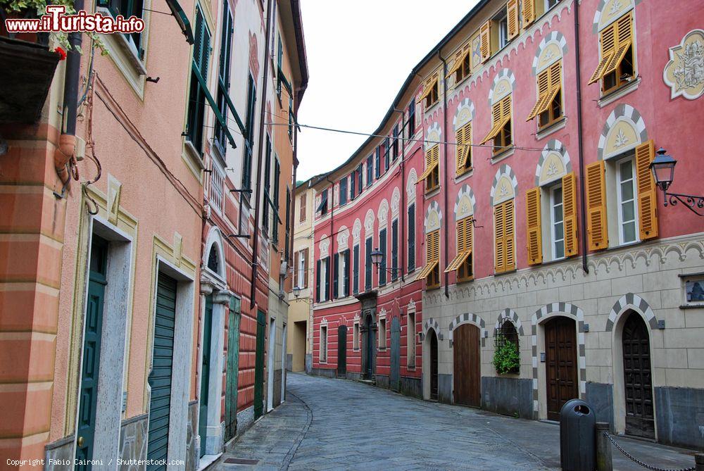 Immagine Il centro storico di Varese Ligure, Liguria, con le sue tipiche viuzze strette - © Fabio Caironi / Shutterstock.com