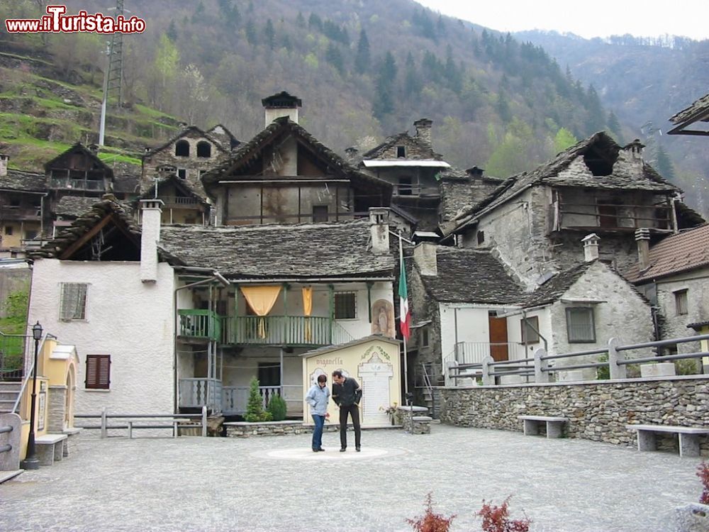 Immagine Il centro storico di Viganella in Piemonte, il paese senza Sole - © Wildfrog / Panoramio