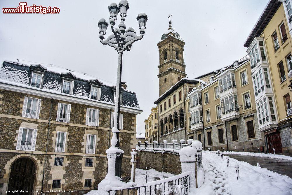 Immagine Il centro storico di Vitoria Gasteiz ricoperto dalla neve, Spagna: è stato dichiarato complesso monumentale nel 1997 - © Ander Dylan / Shutterstock.com