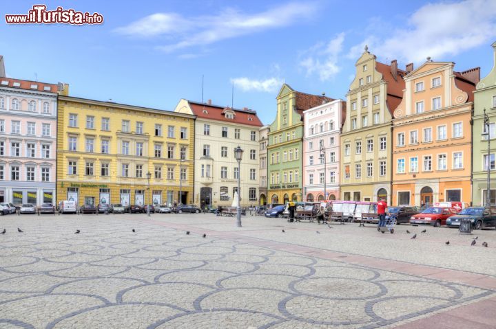 Immagine Centro storico di Wroclaw, Polonia - La piazza e le strade del centro storico di Wroclaw. Da notare la bella architettura e i colori pastello con cui sono dipinte le facciate dei palazzi che si innalzano in questa zona della città © ppl / Shutterstock.com