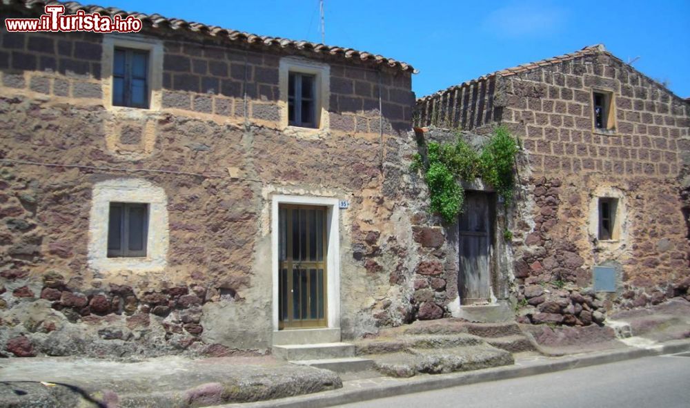 Immagine Il centro storico e le tipiche case di Ruinas in Sardegna - © Sardegna Turismo