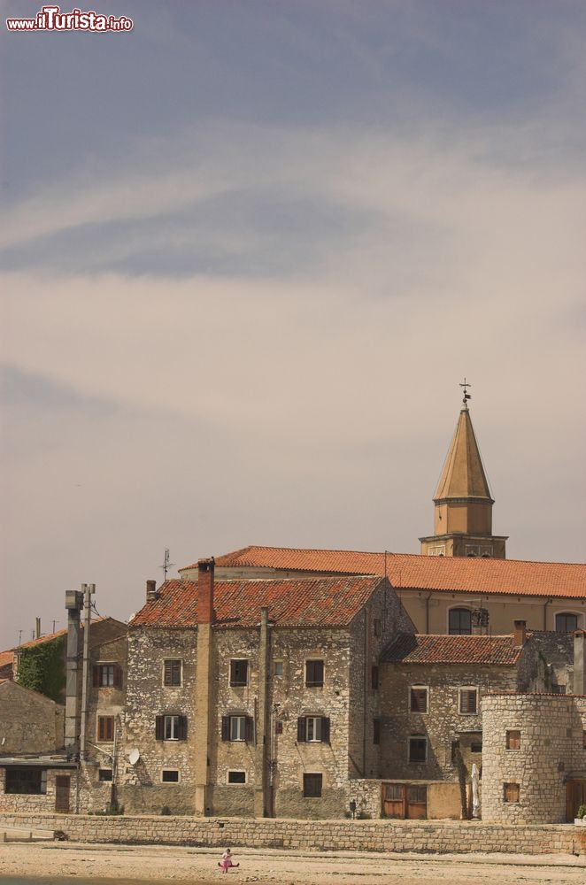 Immagine Il centro storico della cittadina di Umago (Croazia) conserva una struttura medievale caratterizzata dall’intreccio di vicoli.