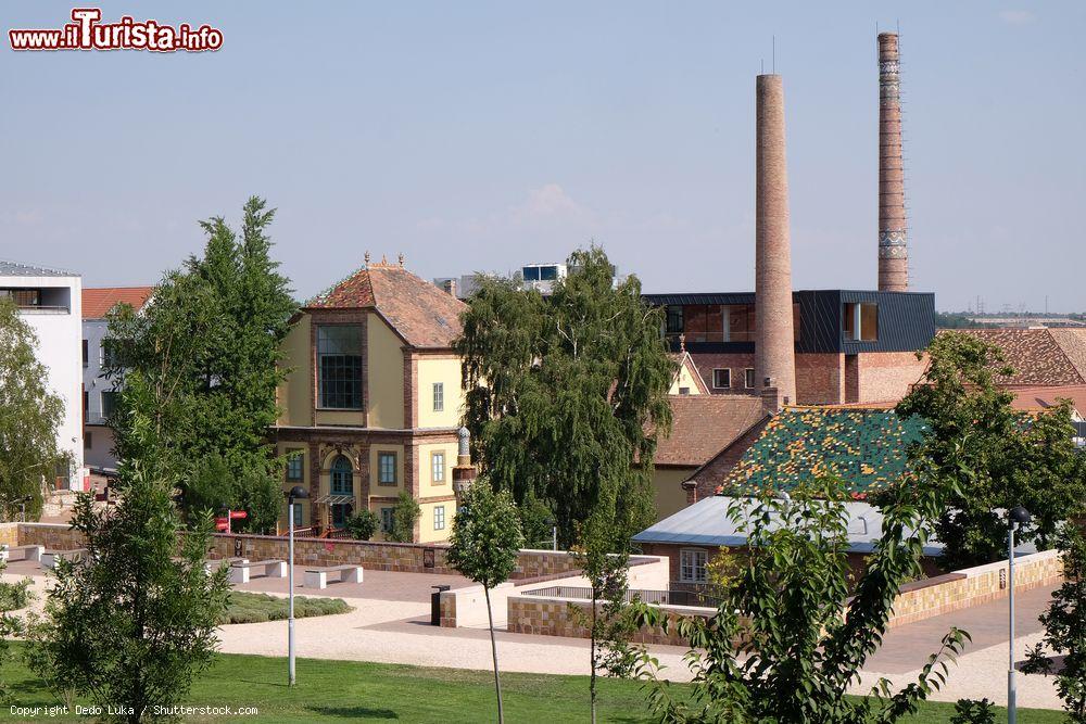 Immagine Il centro Zsolnay a Pécs, Ungheria. Questa storica e prestigiosa azienda industriale di Pécs produce porcellane, piastrelle e ceramiche. Oggi nella fabbrica ha sede un museo che espone la storia e le opere dell'attività - © Dedo Luka / Shutterstock.com