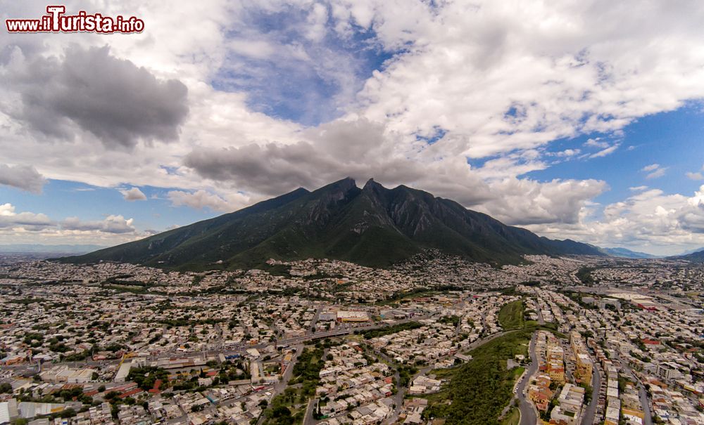 Immagine Il Cerro de la Silla domina imponente il territorio in cui sorge la città di Monterrey, Messico.