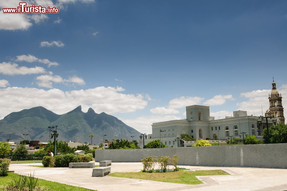 Immagine Il Cerro de la Silla visto dalla Macroplaza di Monterrey, Nuevo Leon, Messico.