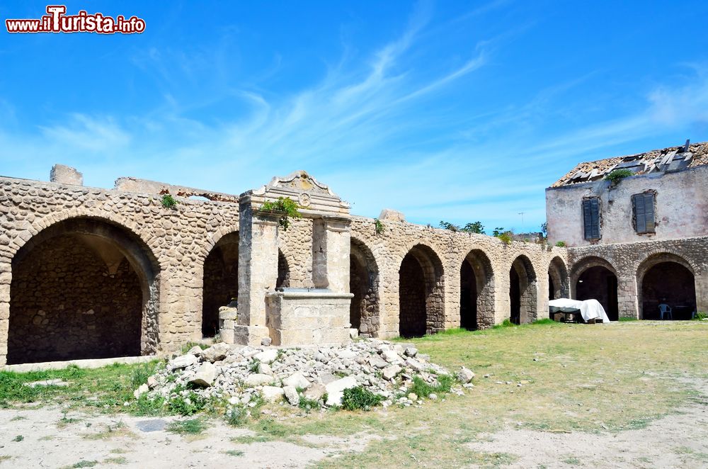 Immagine Il chiostro antico e il pozzo dell''abbazia di Santa Maria a Mare, sull'isola di San Nicola (Tremiti, Puglia).