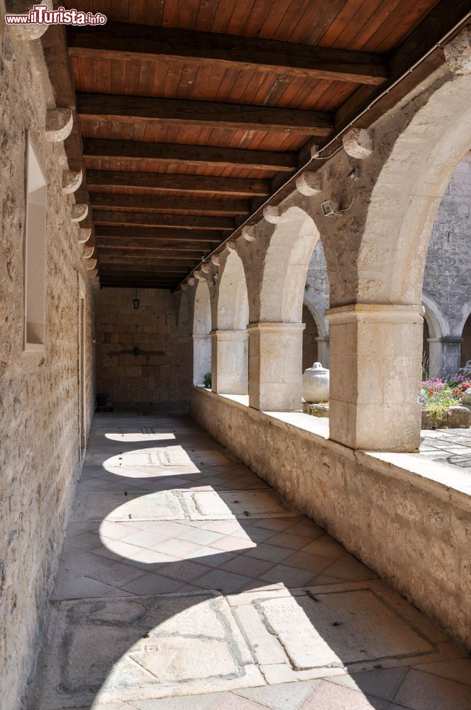 Immagine Il chiostro del monastero di Nostra Signora degli Angeli (Andela) a Orebic, Croazia. Fondato nel 1475 questo antico edificio religioso si erge su alture coperte di abeti e cipresso.