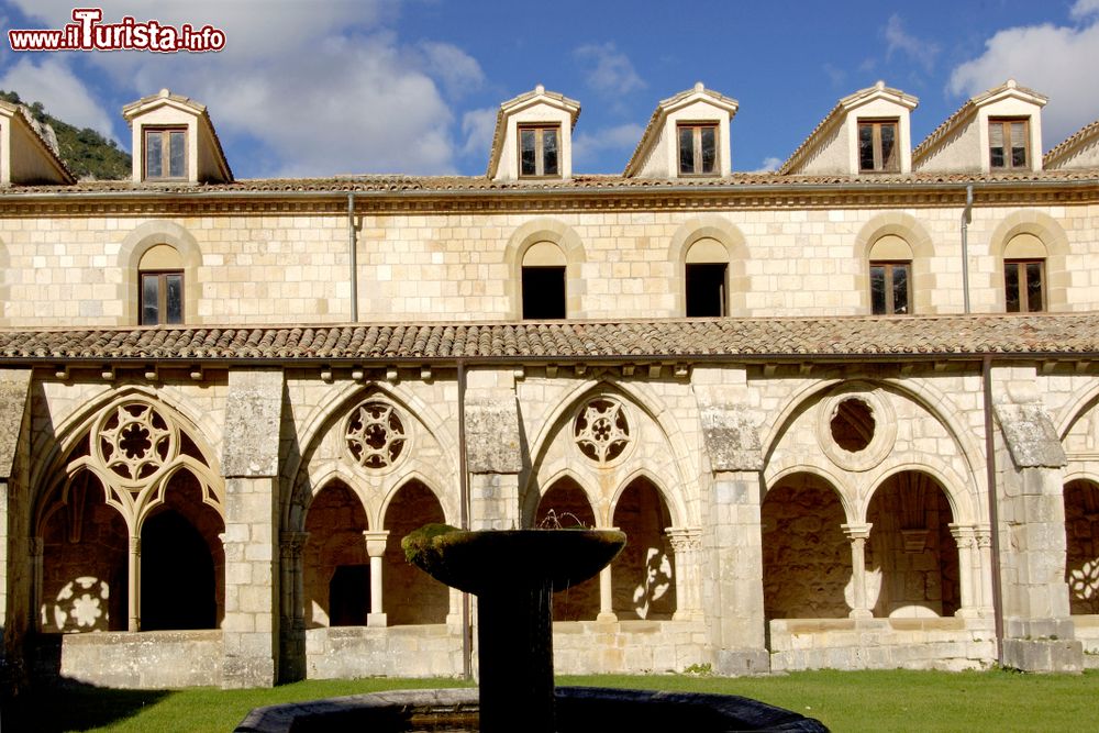 Immagine Il chiostro del Monastero di Santa Maria di Iranzu a Estella, Navarra, Spagna. La costruzione di questa grandisoa abbazia cistercense risale al periodo fra il XII° e il XIV° secolo.