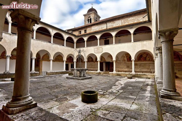 Immagine Il chiostro del Santuario dei Santi Vittore e Corona si trova nei dintorni di Feltre Veneto