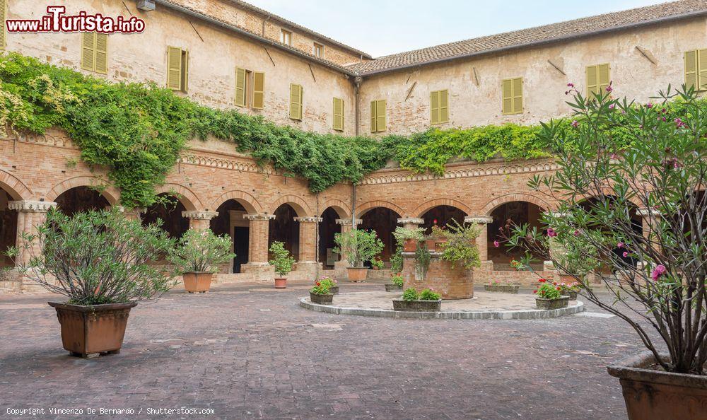 Immagine Il chiostro della Basilica di San Nicola a Tolentino, Marche. A impreziosirne l'architettura vi sono fiori e piante - © Vincenzo De Bernardo / Shutterstock.com