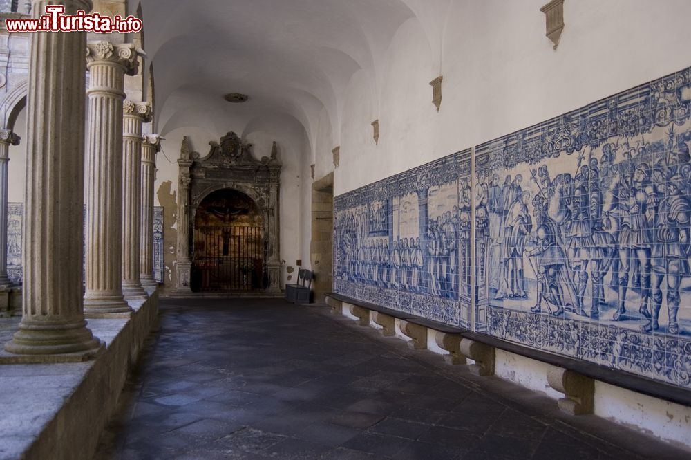 Immagine Il chiostro della Cattedrale di Viseu, Portogallo. Iniziata in stile romanico nel XII° secolo sotto il regno di Alfonso I°, la chiesa fu rimaneggiata in epoche successive con aggiunte rinascimentali e manieriste.