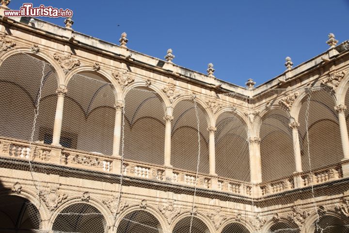 Immagine Il chiostro della chiesa di San Domenico a Orihuela, Spagna. Una bella immagine dell'interno dell'edificio religioso dedicato a San Domenico nel cuore della città: lo stile barocco con cui è stato costruito caratterizza anche l'area centrale scoperta circondata da corridoi