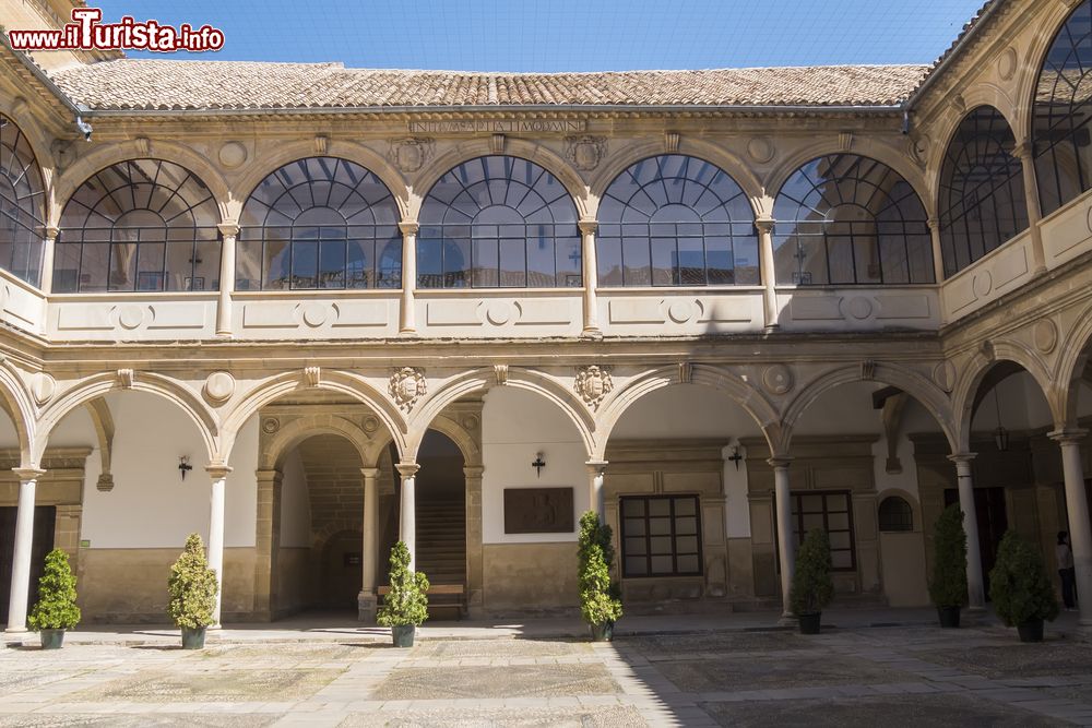 Immagine Il chiostro della chiesetta dell'università di San Juan Evangelista a Baeza, Spagna.