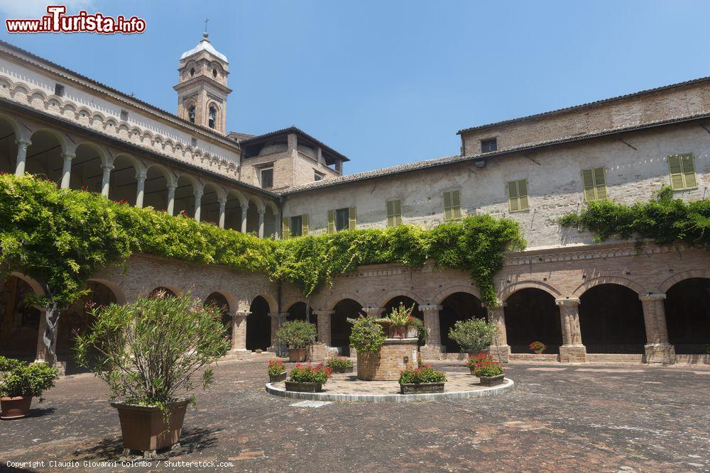 Immagine Il chiostro della storica chiesa di San Nicola a Tolentino (Marche) con affreschi e giardino - © Claudio Giovanni Colombo / Shutterstock.com