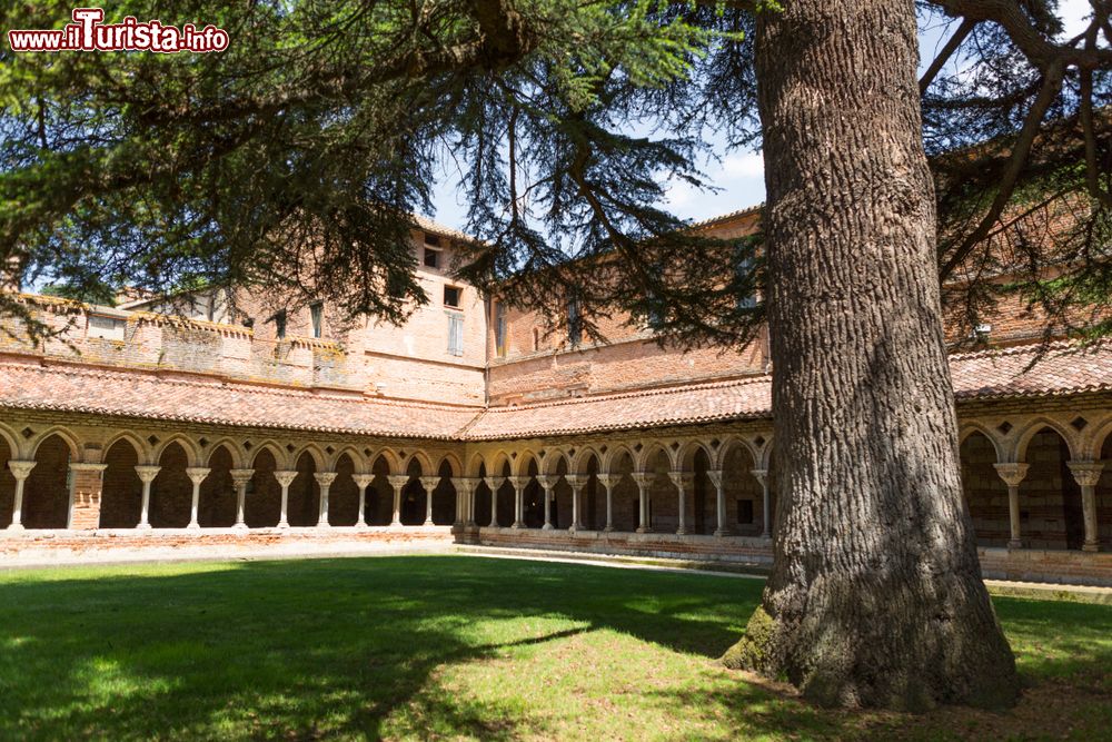 Immagine Il chiostro dell'abbazia di San Pietro a Moissac, Francia, con le decorazioni medievali. Di particolare bellezza sono i 76 capitelli di questo luogo consacrato nel 1100.