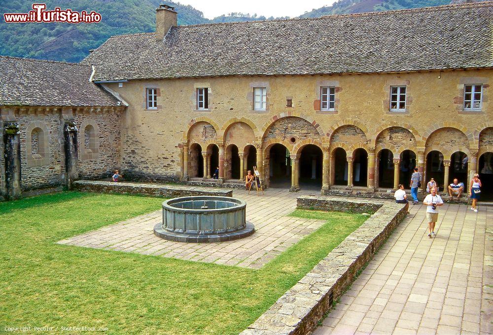 Immagine Il chiostro dell'abbazia romanica di Sainte-Foy a Conques, Francia. I fedeli in viaggio verso Santiago de Compostela si fermano in questo luogo sacro - © Pecold / Shutterstock.com