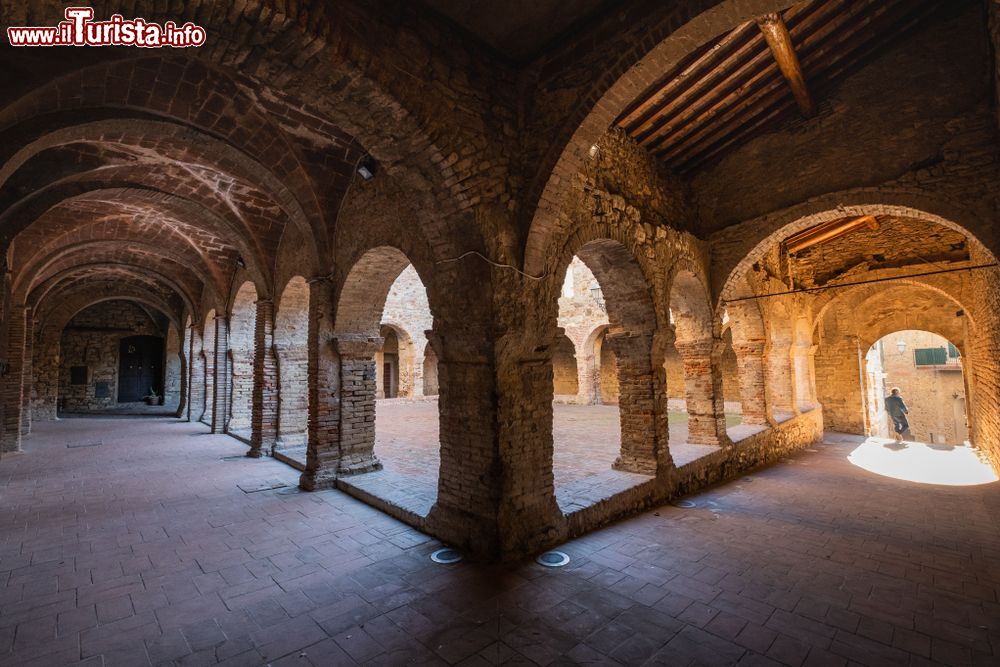 Immagine Il Chiostro di San Francesco, siamo nel borgo di Suvereto in Toscana