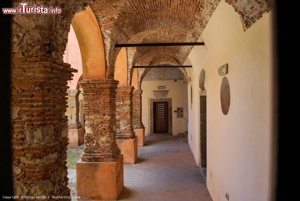 Immagine Il chiostro medievale della città siciliana di Forza d'Agrò (provincia di Messina). In questo luogo vennero girate alcune scene del film Il Padrino di Francis Ford Coppola - © NinoFogliani58 / Shutterstock.com