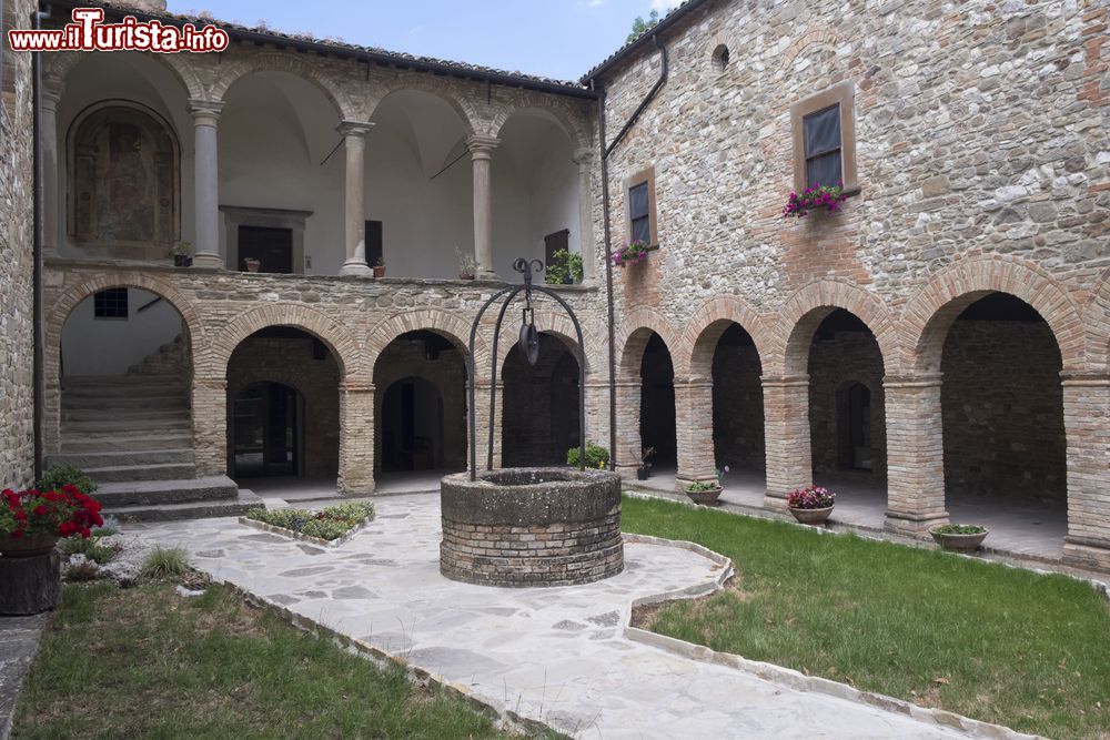 Immagine Il chiostro medievale di San Giovanni Battista a Carpegna nel Montefeltro (Marche)