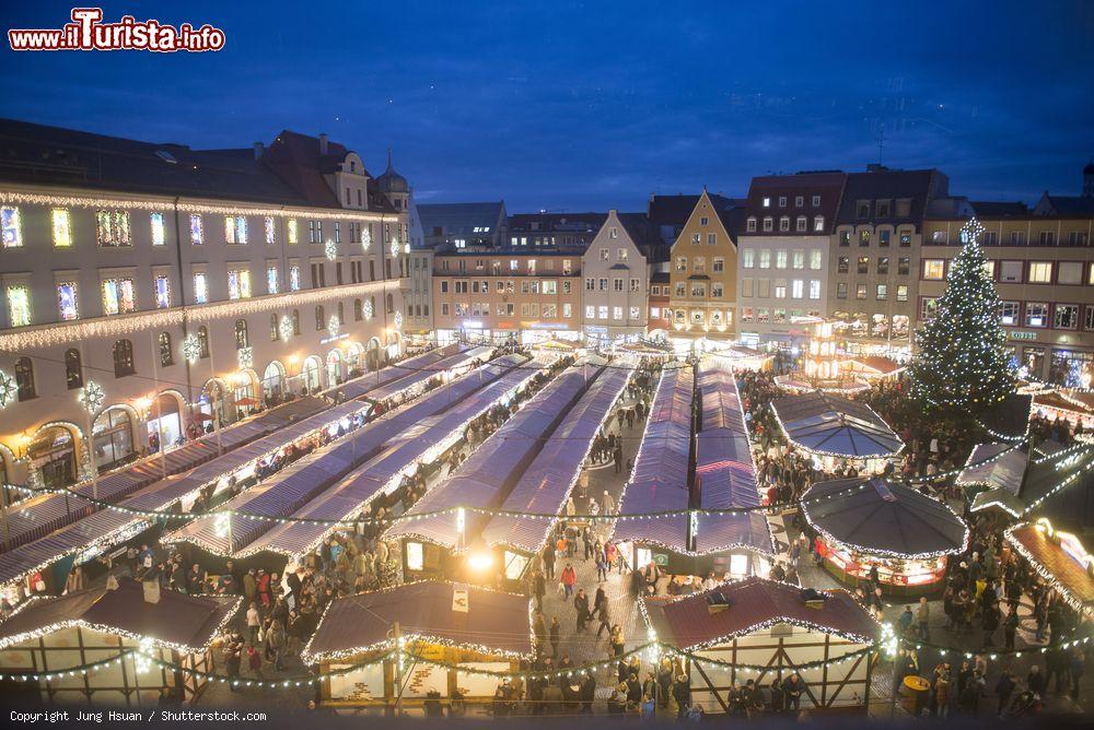 Immagine Il Christkindlmarkt fotografato by night dall'alto nella città di Augusta, Germania - © Jung Hsuan / Shutterstock.com