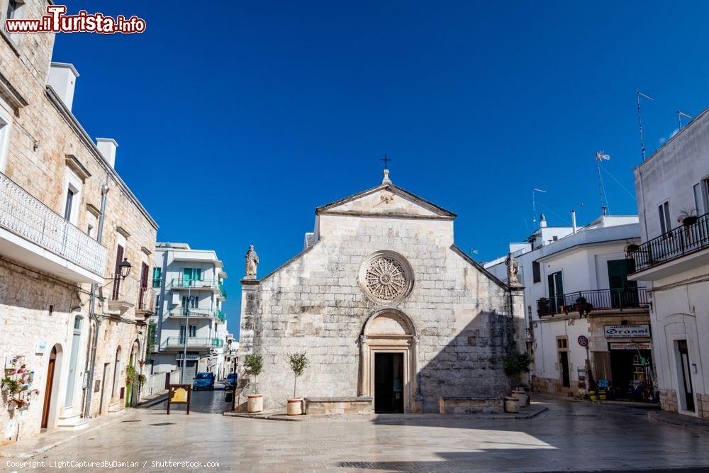 Immagine Il cielo luminoso di Locorotondo in Puglia e la Chiesa della Madonna della Greca © LightCapturedByDamian / Shutterstock.com