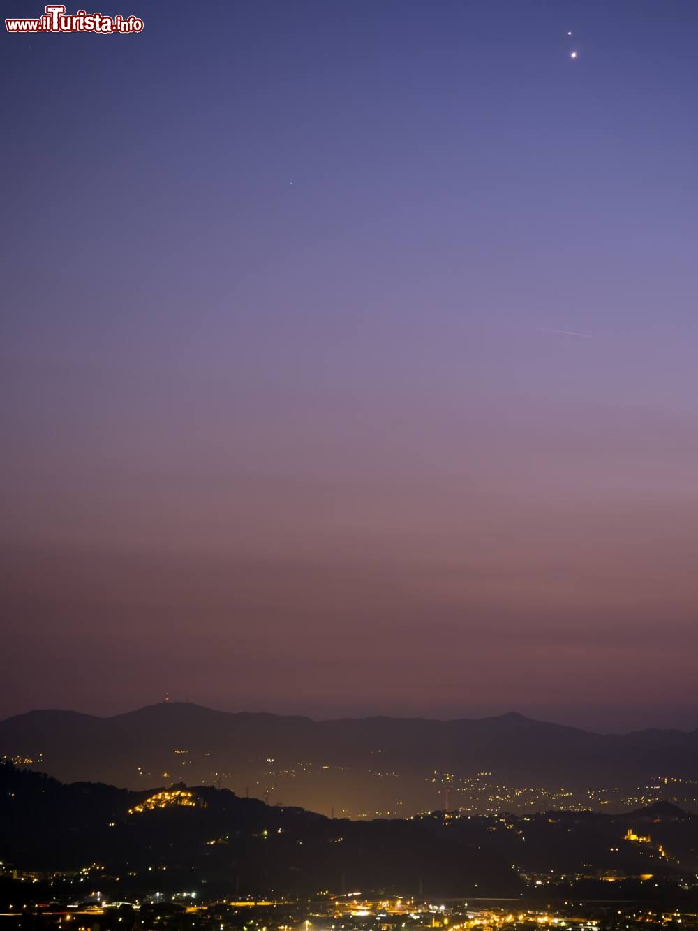 Immagine Il cielo notturno fotografato da Castelnuovo Magra in Liguria, al confine con la Toscana. In alto i due pianeti Vere e Giove in congiunzione