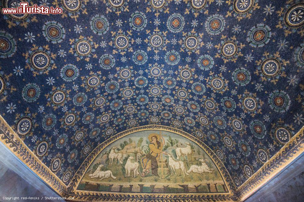 Immagine Il cielo stellato del Mausoleo di Galla Placidia a Ravenna, complesso di San Vitale. - © red-feniks / Shutterstock.com