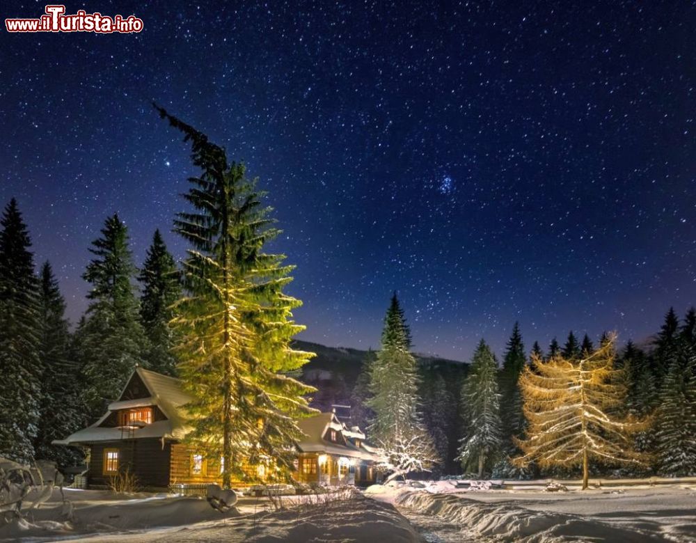 Immagine Il cielo stellato in inverno sui Monti Tatra in Polonia