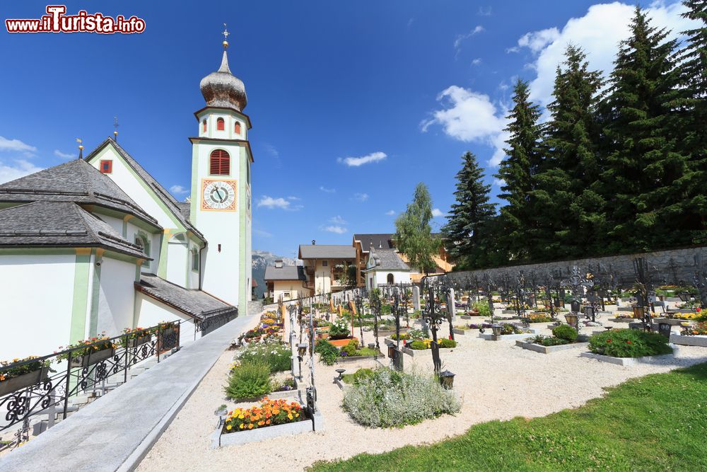 Immagine Il cimitero a fianco della Parrocchiale di San Cassiano in Badia, Alto Adige