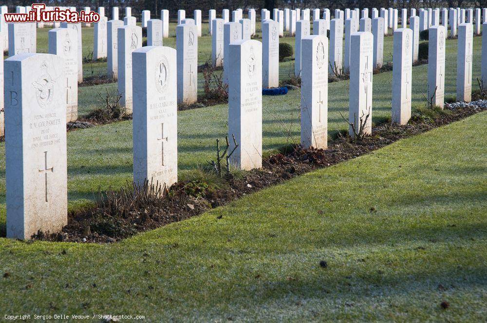 Immagine Il cimitero del Commonwealth della Seconda Guerra Mondiale a Udine, Friuli Venezia Giulia. Le 415 lapidi presenti in questo fazzoletto di terra a Adegliacco sono quelle di soldati britannici, neozelandesi, sud africani e australiani  - © Sergio Delle Vedove / Shutterstock.com